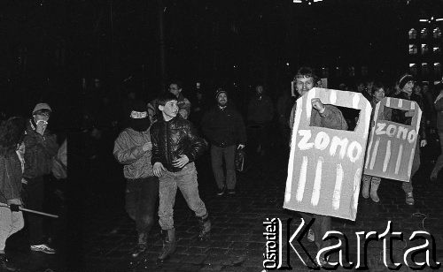12.12.1988, Wrocław, Polska.
Happening Pomarańczowej Alternatywy na ulicy Świdnickiej - Wigilia Stanu Wojennego. Uczestnicy z tekturowymi tarczami ZOMO.
Fot. Mieczysław Michalak, zbiory Ośrodka KARTA