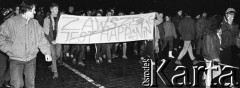 12.12. 1988, Wrocław, Polska.
Happening Pomarańczowej Alternatywy na ulicy Świdnickiej - Wigilia Stanu Wojennego. Pochód z transparentem: zawsze jest happening.
Fot. Mieczysław Michalak, zbiory Ośrodka KARTA
