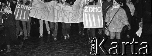 12.12.1988, Wrocław, Polska.
Happening Pomarańczowej Alternatywy na ulicy Świdnickiej - Wigilia Stanu Wojennego. Uczestnicy z tekturowymi tarczami ZOMO i transparentem: zawsze jest happening.
Fot. Mieczysław Michalak, zbiory Ośrodka KARTA