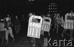 12.12.1988, Wrocław, Polska.
Happening Pomarańczowej Alternatywy na ulicy Świdnickiej - Wigilia Stanu Wojennego. Uczestnicy z tekturowymi tarczami ZOMO.
Fot. Mieczysław Michalak, zbiory Ośrodka KARTA