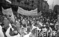 7.02.1989, Wrocław, Polska.
Happening Pomarańczowej Alternatywy na ulicy Świdnickiej - Śledzik na Świdnickiej czyli Zakończenie Karnawału. Pochód z transparentami: nie chcemy politycznej grandy żądamy boskiej $amby, karnawał w socjalizmie, socjalizm w karnawale. 
Fot. Mieczysław Michalak, zbiory Ośrodka KARTA