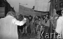 7.02.1989, Wrocław, Polska.
Happening Pomarańczowej Alternatywy na ulicy Świdnickiej - Śledzik na Świdnickiej czyli Zakończenie Karnawału. Koncert zespołu. Na pierwszym planie tańczący uczestnik. Transparent: nie chcemy politycznej grandy, żądamy boskiej $amby. 
Fot. Mieczysław Michalak, zbiory Ośrodka KARTA