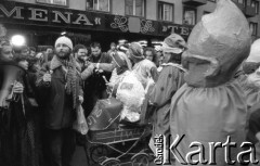 7.02.1989, Wrocław, Polska.
Happening Pomarańczowej Alternatywy na ulicy Świdnickiej - Śledzik na Świdnickiej czyli Zakończenie Karnawału. Na pierwszym planie Waldemar Fydrych (Major), uczestnicy w przebraniach z wózkiem z hasłem: piwo, oraz  uczestnicy w maskach Wojciecha Jaruzelskiego.
Fot. Mieczysław Michalak, zbiory Ośrodka KARTA