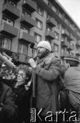 7.02.1989, Wrocław, Polska.
Happening Pomarańczowej Alternatywy na ulicy Świdnickiej - Śledzik na Świdnickiej czyli Zakończenie Karnawału. Przemówienie Waldemara Fydrycha (Majora).
Fot. Mieczysław Michalak, zbiory Ośrodka KARTA