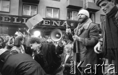 7.02.1989, Wrocław, Polska.
Happening Pomarańczowej Alternatywy na ulicy Świdnickiej - Śledzik na Świdnickiej czyli Zakończenie Karnawału. Przemówienie Waldemara Fydrycha (Majora). Dominik Łapieński (pierwszy z prawej).
Fot. Mieczysław Michalak, zbiory Ośrodka KARTA