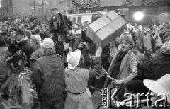 7.02.1989, Wrocław, Polska.
Happening Pomarańczowej Alternatywy na ulicy Świdnickiej - Śledzik na Świdnickiej czyli Zakończenie Karnawału. Rafał Witczak rzuca kartonem. W tłumie fotografowie Niezależnej Agencji Fotograficznej Dementi.
Fot. Mieczysław Michalak, zbiory Ośrodka KARTA