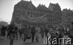 7.02.1989, Wrocław, Polska.
Happening Pomarańczowej Alternatywy na ulicy Świdnickiej - Śledzik na Świdnickiej czyli Zakończenie Karnawału. Pochód tłumu z transparentem: nie chcemy politycznej grandy, żądamy boskiej $amby.
Fot. Mieczysław Michalak, zbiory Ośrodka KARTA