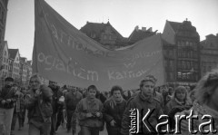 7.02.1989, Wrocław, Polska.
Happening Pomarańczowej Alternatywy na ulicy Świdnickiej - Śledzik na Świdnickiej czyli Zakończenie Karnawału. Pochód tłumu z transparentem: karnawał w socjalizmie, socjalizm w karnawale.
Fot. Mieczysław Michalak, zbiory Ośrodka KARTA