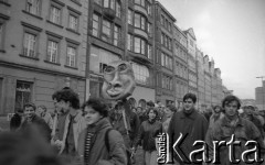 7.02.1989, Wrocław, Polska.
Happening Pomarańczowej Alternatywy na ulicy Świdnickiej - Śledzik na Świdnickiej czyli Zakończenie Karnawału. Pochód tłumu z maską.
Fot. Mieczysław Michalak, zbiory Ośrodka KARTA