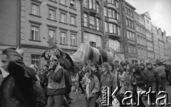 7.02.1989, Wrocław, Polska.
Happening Pomarańczowej Alternatywy na ulicy Świdnickiej - Śledzik na Świdnickiej czyli Zakończenie Karnawału. Pochód tłumu z kukłą smoka.
Fot. Mieczysław Michalak, zbiory Ośrodka KARTA.