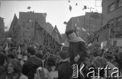 7.02.1989, Wrocław, Polska.
Happening Pomarańczowej Alternatywy na ulicy Świdnickiej - Śledzik na Świdnickiej czyli Zakończenie Karnawału. Tłum z transparentem: chcemy odnowy w rytmie bossa novy. Na tle transparentu, niesiony przez tłum Aleksander Żebrowski.
Fot. Mieczysław Michalak, zbiory Ośrodka KARTA