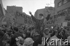 7.02.1989, Wrocław, Polska.
Happening Pomarańczowej Alternatywy na ulicy Świdnickiej - Śledzik na Świdnickiej czyli Zakończenie Karnawału. Tłum z transparentem: chcemy odnowy w rytmie bossa novy. Na tle transparentu, niesiony przez tłum Aleksander Żebrowski.
Fot. Mieczysław Michalak, zbiory Ośrodka KARTA