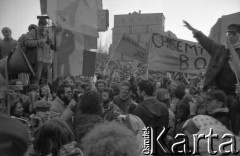 7.02.1989, Wrocław, Polska.
Happening Pomarańczowej Alternatywy na ulicy Świdnickiej - Śledzik na Świdnickiej czyli Zakończenie Karnawału. Tłum z transparentem: chcemy odnowy w rytmie bossa novy. Na tle transparentu, niesiony przez tłum Aleksander Żebrowski.
Fot. Mieczysław Michalak, zbiory Ośrodka KARTA