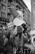 7.02.1989, Wrocław, Polska.
Happening Pomarańczowej Alternatywy na ulicy Świdnickiej - Śledzik na Świdnickiej czyli Zakończenie Karnawału. Uczestnik w masce trzymający kukłę smoka.
Fot. Mieczysław Michalak, zbiory Ośrodka KARTA