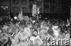 7.02.1989, Wrocław, Polska.
Happening Pomarańczowej Alternatywy na ulicy Świdnickiej - Śledzik na Świdnickiej czyli Zakończenie Karnawału. Uczestnik przemawia do tłumu.
Fot. Mieczysław Michalak, zbiory Ośrodka KARTA