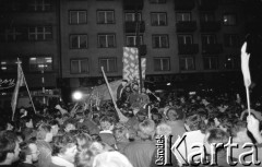 7.02.1989, Wrocław, Polska.
Happening Pomarańczowej Alternatywy na ulicy Świdnickiej - Śledzik na Świdnickiej czyli Zakończenie Karnawału. W oddali Waldemar Fydrych (Major).
Fot. Mieczysław Michalak, zbiory Ośrodka KARTA