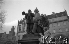 7.02.1989, Wrocław, Polska.
Happening Pomarańczowej Alternatywy – Śledzik na Świdnickiej czyli Zakończenie Karnawału. Waldemar Fydrych (Major) stoi na pomniku Hrabiego Aleksandra Fredry na Rynku Starego Miasta. Na pomnik założono maskę generała Wojciecha Jaruzelskiego.
Fot. Mieczysław Michalak, zbiory Ośrodka KARTA
