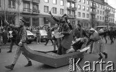 7.02.1989, Wrocław, Polska.
Happening Pomarańczowej Alternatywy na ulicy Świdnickiej – Śledzik na Świdnickiej czyli Zakończenie Karnawału. Uczestnicy z gondolą z napisem MO.
Fot. Mieczysław Michalak, zbiory Ośrodka KARTA
