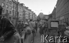 7.02.1989, Wrocław, Polska.
Happening Pomarańczowej Alternatywy na ulicy Świdnickiej – Śledzik na Świdnickiej czyli Zakończenie Karnawału. W korowodzie idzie uczestnik w masce generała Wojciecha Jaruzelskiego, uczestnik trzymający smoka oraz uczestnik przebrany za telewizor z informacją: kino sensacji czyli Kiszczak i inni.
Fot. Mieczysław Michalak, zbiory Ośrodka KARTA

