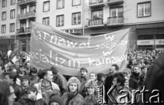 7.02.1989, Wrocław, Polska.
Happening Pomarańczowej Alternatywy na ulicy Świdnickiej – Śledzik na Świdnickiej czyli Zakończenie Karnawału. Tłum z transparentem: karnawał w socjalizmie, socjalizm w karnawale.
Fot. Mieczysław Michalak, zbiory Ośrodka KARTA
