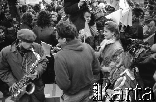 7.02.1989, Wrocław, Polska.
Happening Pomarańczowej Alternatywy na ulicy Świdnickiej – Śledzik na Świdnickiej czyli Zakończenie Karnawału. Koncert zespołu. Z prawej strony grający na saksofonie Jacek Jankowski (Ponton).
Fot. Mieczysław Michalak, zbiory Ośrodka KARTA
