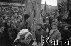 7.02.1989, Wrocław, Polska.
Happening Pomarańczowej Alternatywy na ulicy Świdnickiej – Śledzik na Świdnickiej czyli Zakończenie Karnawału. Tłum uczestników na rozpoczęciu happeningu.
Fot. Mieczysław Michalak, zbiory Ośrodka KARTA
