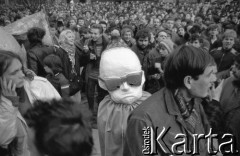 7.02.1989, Wrocław, Polska.
Happening Pomarańczowej Alternatywy na ulicy Świdnickiej – Śledzik na Świdnickiej czyli Zakończenie Karnawału. Uczestnik w masce generała Wojciecha Jaruzelskiego.
Fot. Mieczysław Michalak, zbiory Ośrodka KARTA
