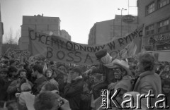7.02.1989, Wrocław, Polska.
Happening Pomarańczowej Alternatywy na ulicy Świdnickiej – Śledzik na Świdnickiej czyli Zakończenie Karnawału. Tłum z transparentem: chcemy odnowy w rytmie bossa novy.  Aleksander Żebrowski góruje nad tłumem.
Fot. Mieczysław Michalak, zbiory Ośrodka KARTA
