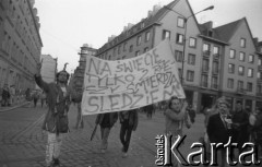 7.02.1989, Wrocław, Polska.
Happening Pomarańczowej Alternatywy – Śledzik na Świdnickiej czyli Zakończenie Karnawału. Uczestnicy z transparentem: na świecie tylko 2 rzeczy śmierdzą śledziem.
Fot. Mieczysław Michalak, zbiory Ośrodka KARTA
