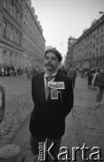 7.02.1989, Wrocław, Polska.
Happening Pomarańczowej Alternatywy – Śledzik na Świdnickiej czyli Zakończenie Karnawału. Uczestnik przebrany za Lecha Wałęsę.
Fot. Mieczysław Michalak, zbiory Ośrodka KARTA
