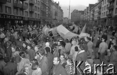7.02.1989, Wrocław, Polska.
Happening Pomarańczowej Alternatywy na ulicy Świdnickiej – Śledzik na Świdnickiej czyli Zakończenie Karnawału. Tłum ze smokiem.
Fot. Mieczysław Michalak, zbiory Ośrodka KARTA
