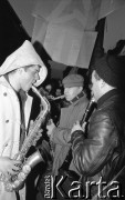 7.02.1989, Wrocław, Polska.
Happening Pomarańczowej Alternatywy na ulicy Świdnickiej – Śledzik na Świdnickiej czyli Zakończenie Karnawału. Koncert zespołu.
Fot. Mieczysław Michalak, zbiory Ośrodka KARTA
