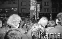 7.02.1989, Wrocław, Polska.
Happening Pomarańczowej Alternatywy na ulicy Świdnickiej – Śledzik na Świdnickiej czyli Zakończenie Karnawału. Uczestnik pokazuje plakat tłumowi.
Fot. Mieczysław Michalak, zbiory Ośrodka KARTA
