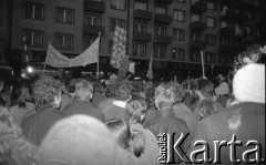 7.02.1989, Wrocław, Polska.
Happening Pomarańczowej Alternatywy na ulicy Świdnickiej – Śledzik na Świdnickiej czyli Zakończenie Karnawału. Tłum uczestników z transparentami. Jeden z uczestników przemawia.
Fot. Mieczysław Michalak, zbiory Ośrodka KARTA
