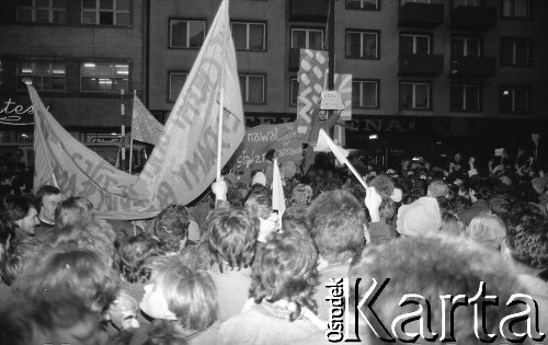7.02.1989, Wrocław, Polska.
Happening Pomarańczowej Alternatywy na ulicy Świdnickiej – Śledzik na Świdnickiej czyli Zakończenie Karnawału. Tłum uczestników z transparentami. Jeden z nich pokazuje plakat.
Fot. Mieczysław Michalak, zbiory Ośrodka KARTA
