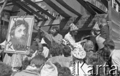 Maj - czerwiec 1989, Wrocław, Polska.
Happening Pomarańczowej Alternatywy na ulicy Świdnickiej - Kampania Wyborcza Majora. Przemówienie Waldemara Fydrycha (Majora). Portret Majora z podpisem: kucharz.
Fot. Mieczysław Michalak, zbiory Ośrodka KARTA