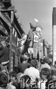 Maj - czerwiec 1989, Wrocław, Polska.
Happening Pomarańczowej Alternatywy na ulicy Świdnickiej - Kampania Wyborcza Majora. Uczestnicy z kukłami.
Fot. Mieczysław Michalak, zbiory Ośrodka KARTA