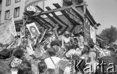 Maj - czerwiec 1989, Wrocław, Polska.
Happening Pomarańczowej Alternatywy na ulicy Świdnickiej - Kampania Wyborcza Majora. Przemówienie Waldemara Fydrycha (Majora) rozdającego dolary z własną podobizną. Uczestnicy trzymają portrety Majora.
Fot. Mieczysław Michalak, zbiory Ośrodka KARTA