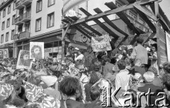 Maj - czerwiec 1989, Wrocław, Polska.
Happening Pomarańczowej Alternatywy na ulicy Świdnickiej - Kampania Wyborcza Majora. Uczestnicy z transparentem: bojkotój Majora oraz z portretami Waldemara Fydrycha (Majora). 
Fot. Mieczysław Michalak, zbiory Ośrodka KARTA