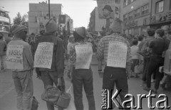 Maj - czerwiec 1989, Wrocław, Polska.
Happening Pomarańczowej Alternatywy na ulicy Świdnickiej - Kampania Wyborcza Majora. Czterech uczestników z plakatami na plecach: hasło ćwiczebne, precz z tyranią Królewny Śnieżki, terroryści w akcji - nie ma biurokracji, gnębić jak leci - może zmądrzeją dzieci. 
Fot. Mieczysław Michalak, zbiory Ośrodka KARTA