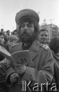 Maj - czerwiec 1989, Wrocław, Polska.
Happening Pomarańczowej Alternatywy na ulicy Świdnickiej - Kampania Wyborcza Majora. Waldemar Fydrych (Major) w mundurze milicjanta czyta Polski Kodeks Honorowy Władysława Boziewicza.
Fot. Mieczysław Michalak, zbiory Ośrodka KARTA
