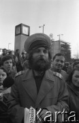 Maj - czerwiec 1989, Wrocław, Polska.
Happening Pomarańczowej Alternatywy na ulicy Świdnickiej - Kampania Wyborcza Majora. Waldemar Fydrych (Major) w mundurze milicjanta z Polskim Kodeksem Honorowym Władysława Boziewicza.
Fot. Mieczysław Michalak, zbiory Ośrodka KARTA