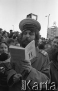 Maj - czerwiec 1989, Wrocław, Polska.
Happening Pomarańczowej Alternatywy na ulicy Świdnickiej - Kampania Wyborcza Majora. Waldemar Fydrych (Major) w mundurze milicjanta czyta Polski Kodeks Honorowy Władysława Boziewicza.
Fot. Mieczysław Michalak, zbiory Ośrodka KARTA