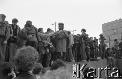 Maj - czerwiec 1989, Wrocław, Polska.
Happening Pomarańczowej Alternatywy na ulicy Świdnickiej - Kampania Wyborcza Majora. Waldemar Fydrych w mundurze milicjanta rozdaje wyprodukowane przez siebie dolary.
Fot. Mieczysław Michalak, zbiory Ośrodka KARTA