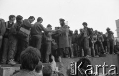 Maj - czerwiec 1989, Wrocław, Polska.
Happening Pomarańczowej Alternatywy na ulicy Świdnickiej - Kampania Wyborcza Majora. Waldemar Fydrych w mundurze milicjanta rozdaje wyprodukowane przez siebie dolary.
Fot. Mieczysław Michalak, zbiory Ośrodka KARTA