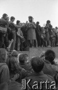 Maj - czerwiec 1989, Wrocław, Polska.
Happening Pomarańczowej Alternatywy na ulicy Świdnickiej - Kampania Wyborcza Majora. Waldemar Fydrych w mundurze milicjanta rozdaje wyprodukowane przez siebie dolary.
Fot. Mieczysław Michalak, zbiory Ośrodka KARTA
