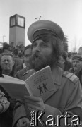 Maj - czerwiec 1989, Wrocław, Polska.
Happening Pomarańczowej Alternatywy na ulicy Świdnickiej - Kampania Wyborcza Majora. Waldemar Fydrych w mundurze milicjanta czyta Polski Kodeks Honorowy Władysława Boziewicza.
Fot. Mieczysław Michalak, zbiory Ośrodka KARTA