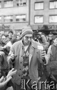 Maj – czerwiec 1989, Wrocław, Polska.
Happening Pomarańczowej Alternatywy na ulicy Świdnickiej – Kampania Wyborcza Majora. Uczestnik przemawia do tłumu. 
Fot. Mieczysław Michalak, zbiory Ośrodka KARTA
