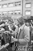 Maj – czerwiec 1989, Wrocław, Polska.
Happening Pomarańczowej Alternatywy na ulicy Świdnickiej – Kampania Wyborcza Majora. 
Fot. Mieczysław Michalak, zbiory Ośrodka KARTA