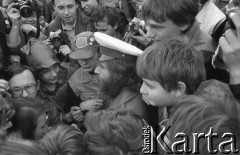 Maj - czerwiec 1989, Wrocław, Polska.
Happening Pomarańczowej Alternatywy na ulicy Świdnickiej - Kampania Wyborcza Majora. Waldemar Fydrych w mundurze milicjanta.
Fot. Mieczysław Michalak, zbiory Ośrodka KARTA